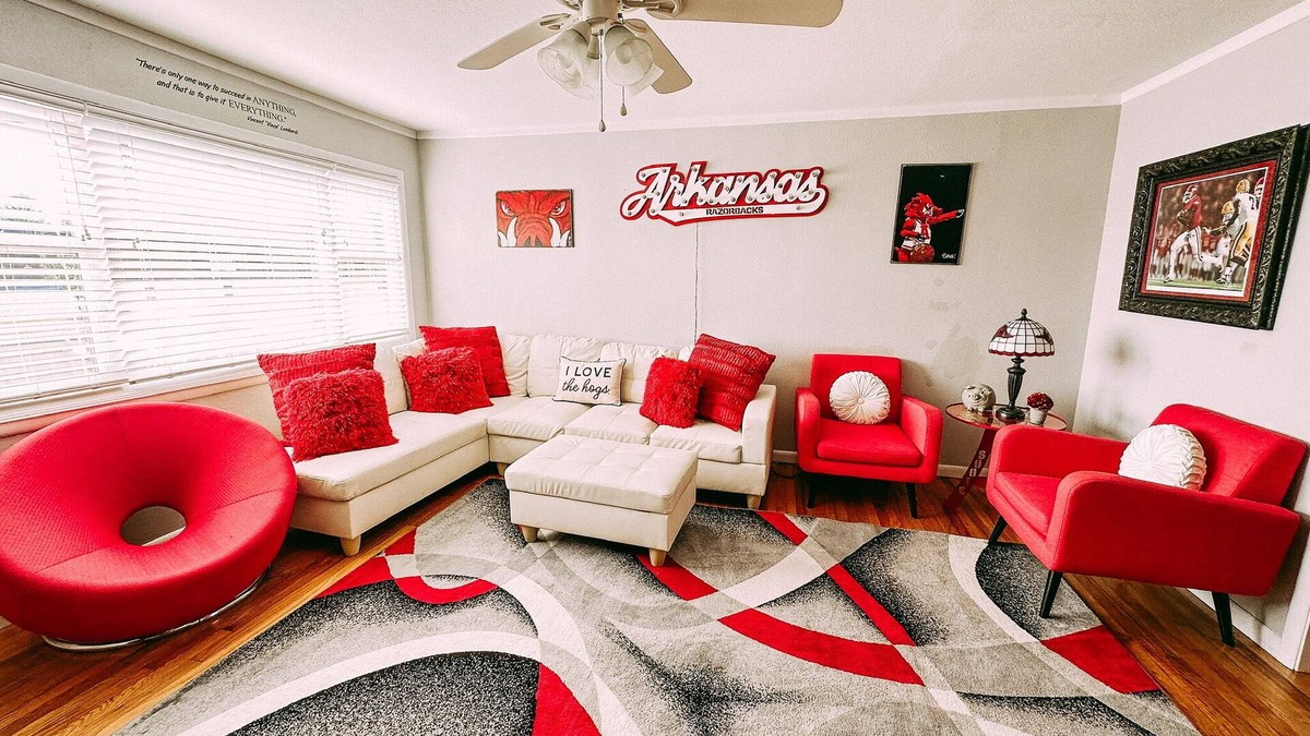 Fayetteville House | Hog House! Sleeps 11!