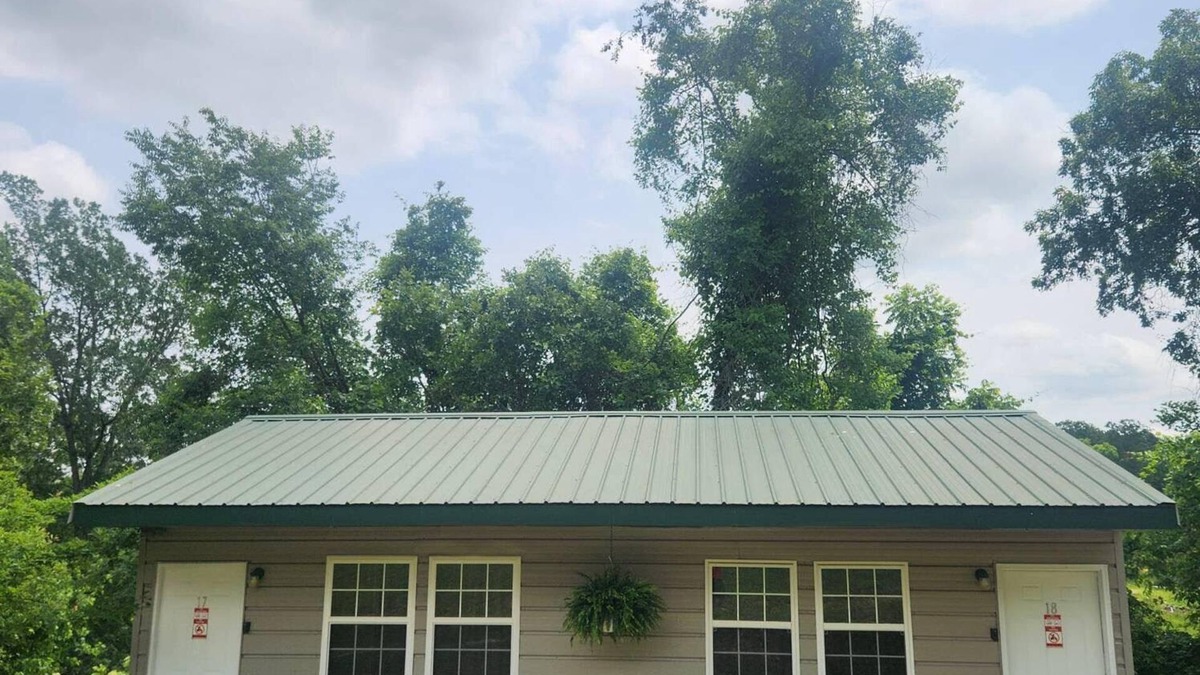 Eminence Cottage | Hogan's Hideout Duplex #18 is a cozy, private duplex
