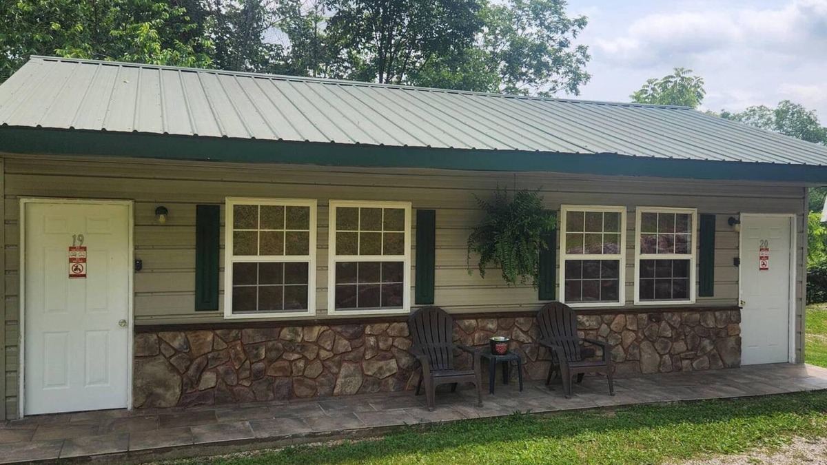 Eminence Cottage | Hogan's Hideout Duplex # 19 is a cozy, private duplex