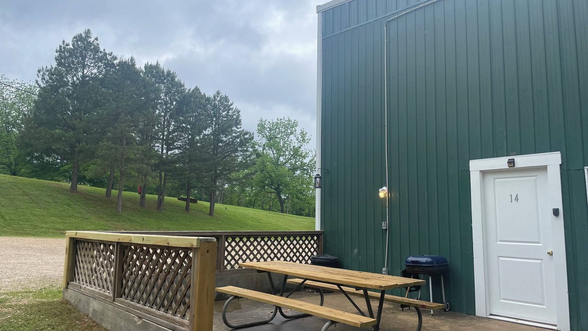 Eminence Apartment | Hogan's Hideout Suite is an adorable 3-bedroom rustic suite.