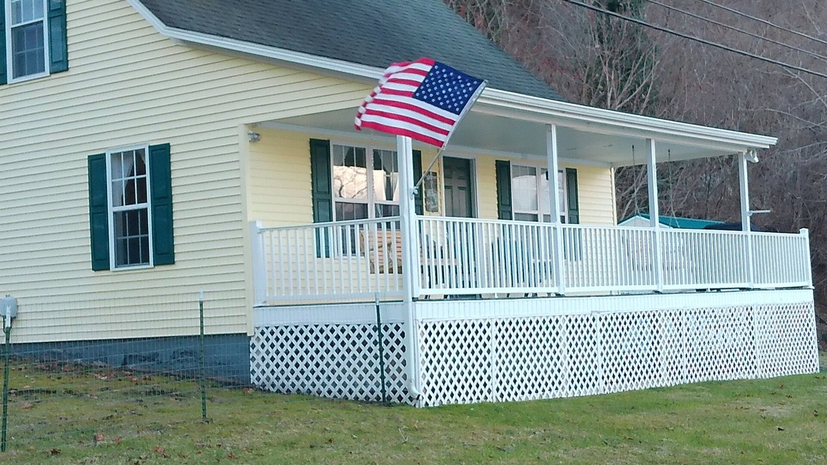 Parrott Cottage | Hokie Football is Back @The River House near VT & RU. Dogs Ok- Kayak, Tube