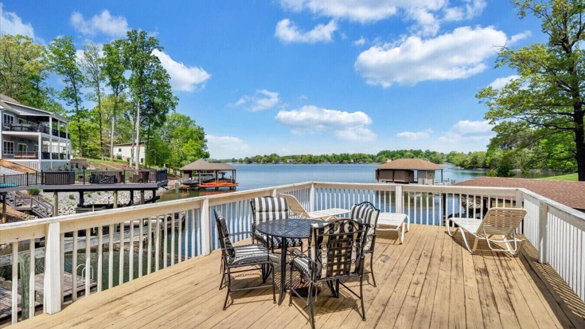 Huddleston House | Hokie Hideaway - SML