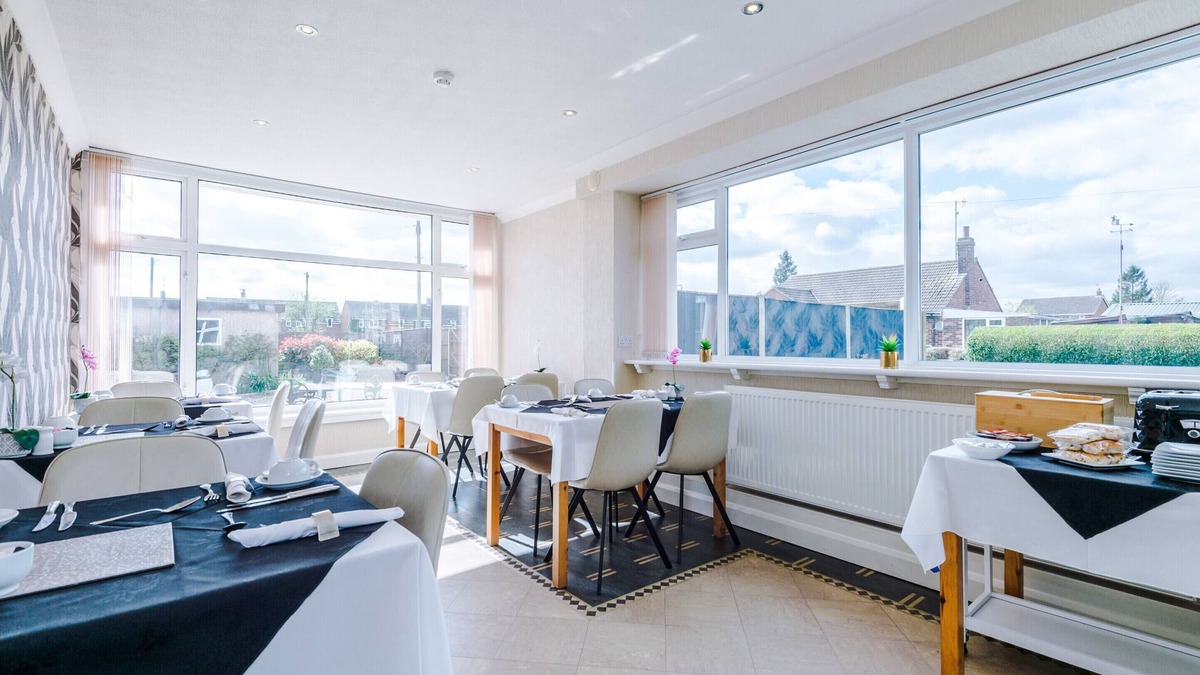 Barnetby House | Holcombe Guest House