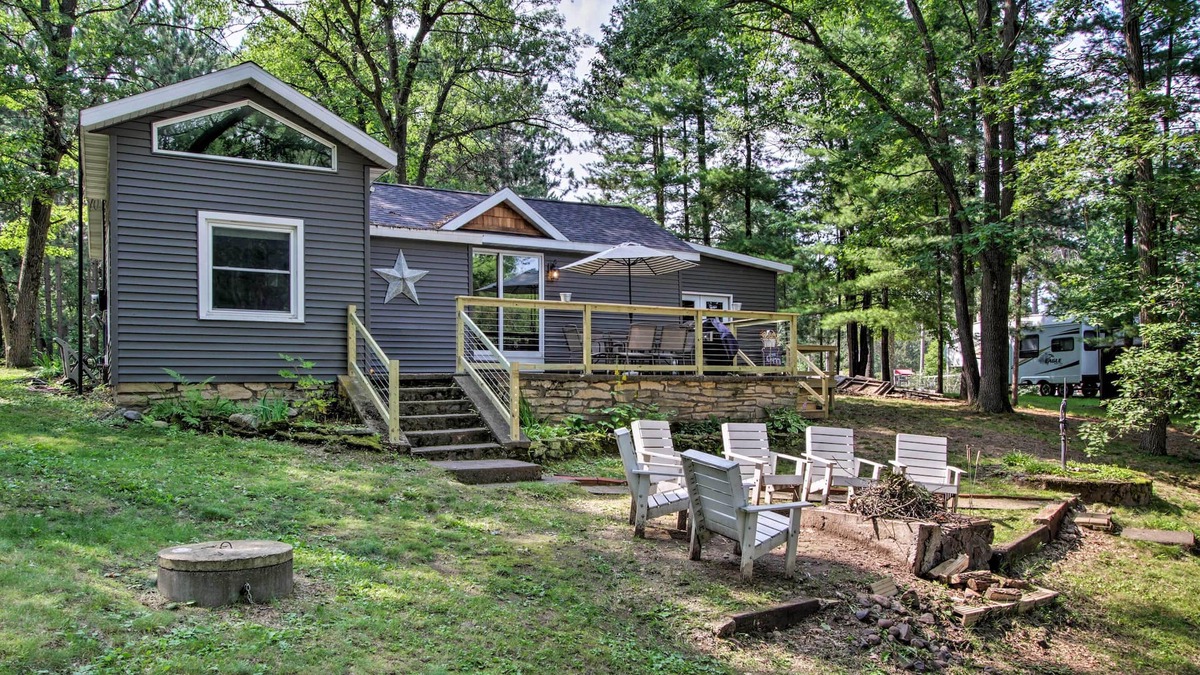 Holcombe Cottage | Holcombe Lakefront Cottage: Fishing & Snowmobiling