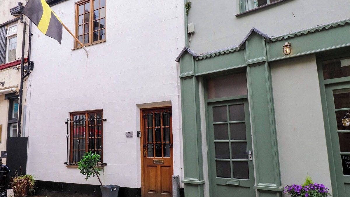 Bont Newydd Cottage | HOLE IN THE WALL, romantic, country holiday cottage in Caernarfon