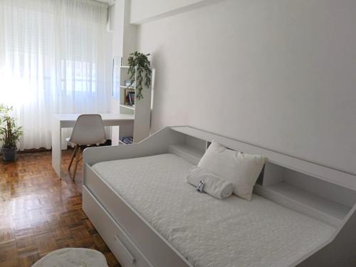 Baiona Old Town Apartment | Holiba, Breixo , Piso retro, amplio, a un minuto de la playa, Baiona, Galicia