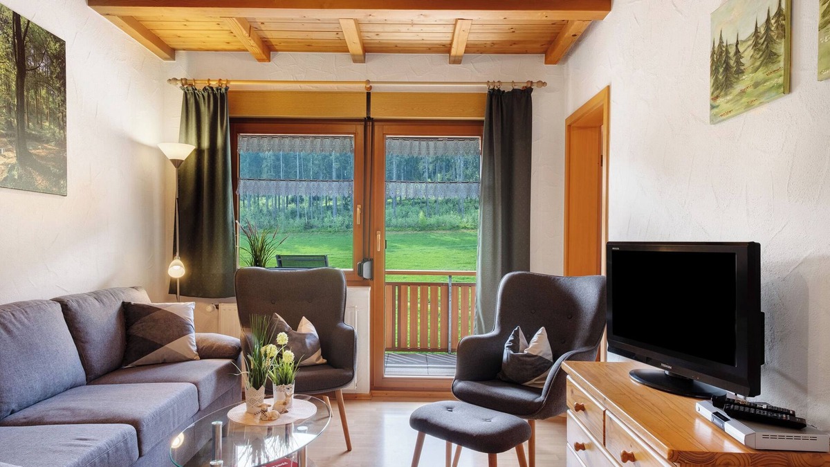Schollach Apartment | Holiday Apartment 'West' with Shared Terrace, Shared Garden and Balcony