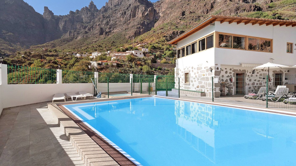 La Solana Villa | Holiday Home Risco Blanco with Mountain Views, Shared Pool, A/C and Wi-Fi