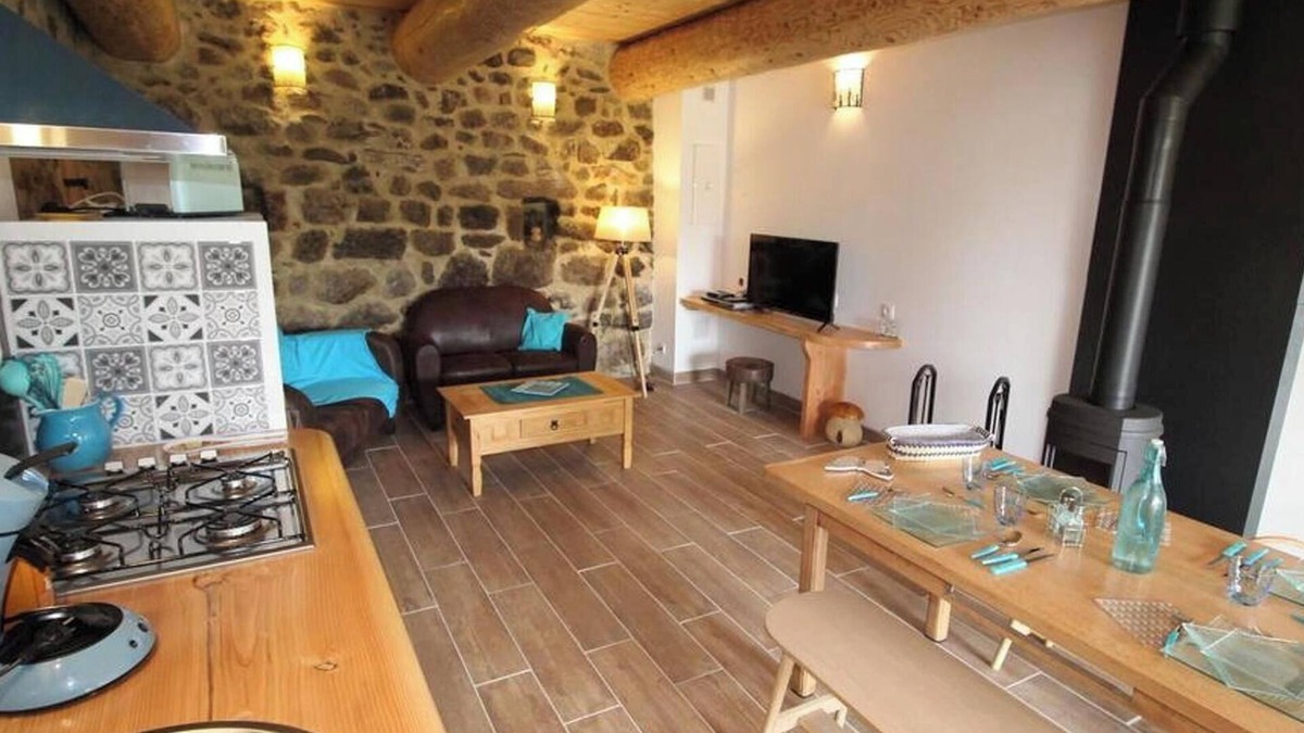 Saint-Cirgues-en-Montagne House | Holiday Home 'Gite Le Turquoise' with Mountain View, Private Terrace and Wi-Fi