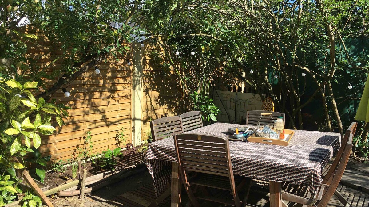 Sainte-Genevieve-des-Bois House | Holiday Home 'Jardin Proche Paris' with Private Garden, Wi-Fi and Air Conditioning