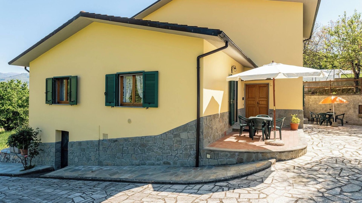 Castelnuovo di Garfagnana Villa | Holiday Home 'Casa Mia' with Mountain View, Private Terrace and Private Garden