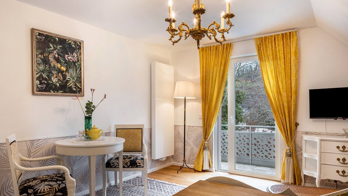 Oberrotweil Apartment | Holiday Apartment 'Veilchen' with Shared Garden, Balcony and Wi-Fi