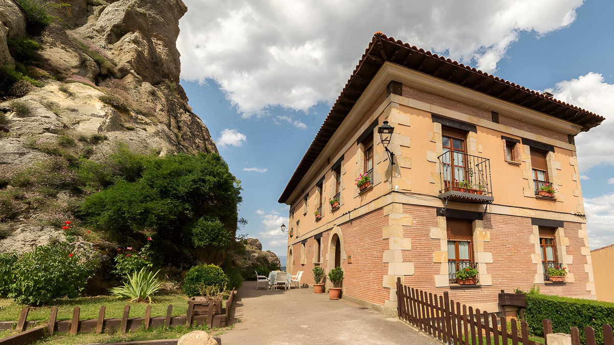 Pinilla de los Barruecos House | Holiday Home 'Chanin 1 - 2' with Private Garden, Balcony and Wi-Fi