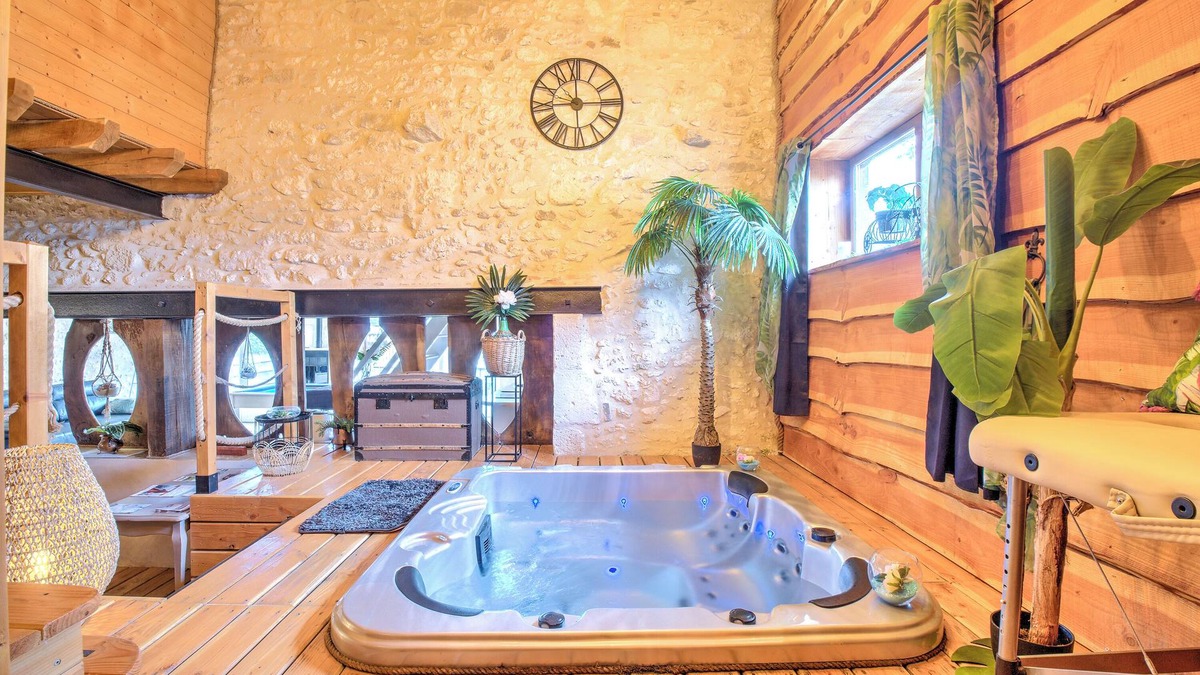 Saint-Antoine-de-Breuilh House | Holiday Home 'Gîte Spa, Sauna Et Billard' with Private Pool, Wi-Fi and Air Conditioning