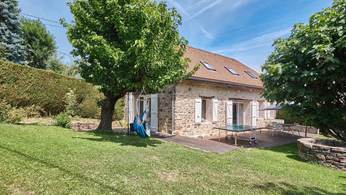 Saint-Martin-de-la-Cluze House | Holiday Home 'Jolie Maison' with Mountain View, Private Terrace and Wi-Fi