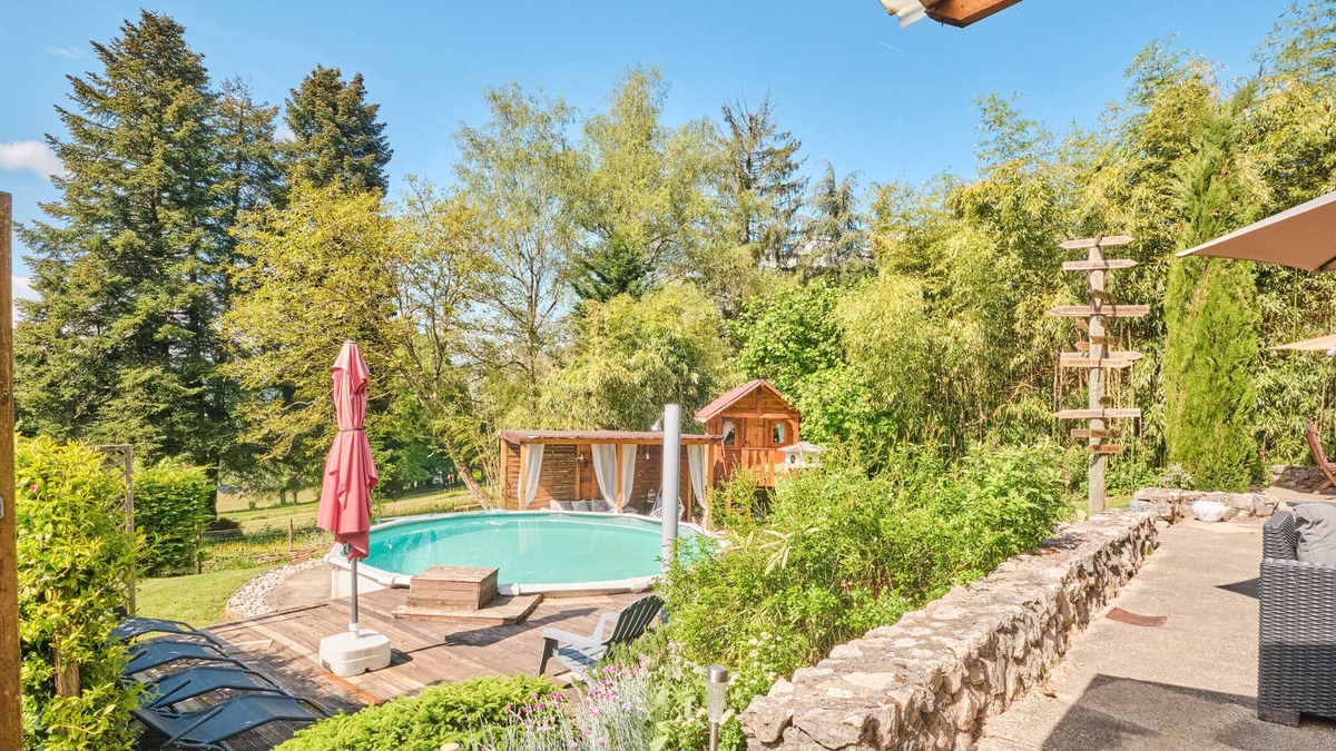 Saint-Pierre-de-Genebroz House | Holiday Home 'Le Relais Du Menuet' with Mountain View, Private Pool and Wi-Fi
