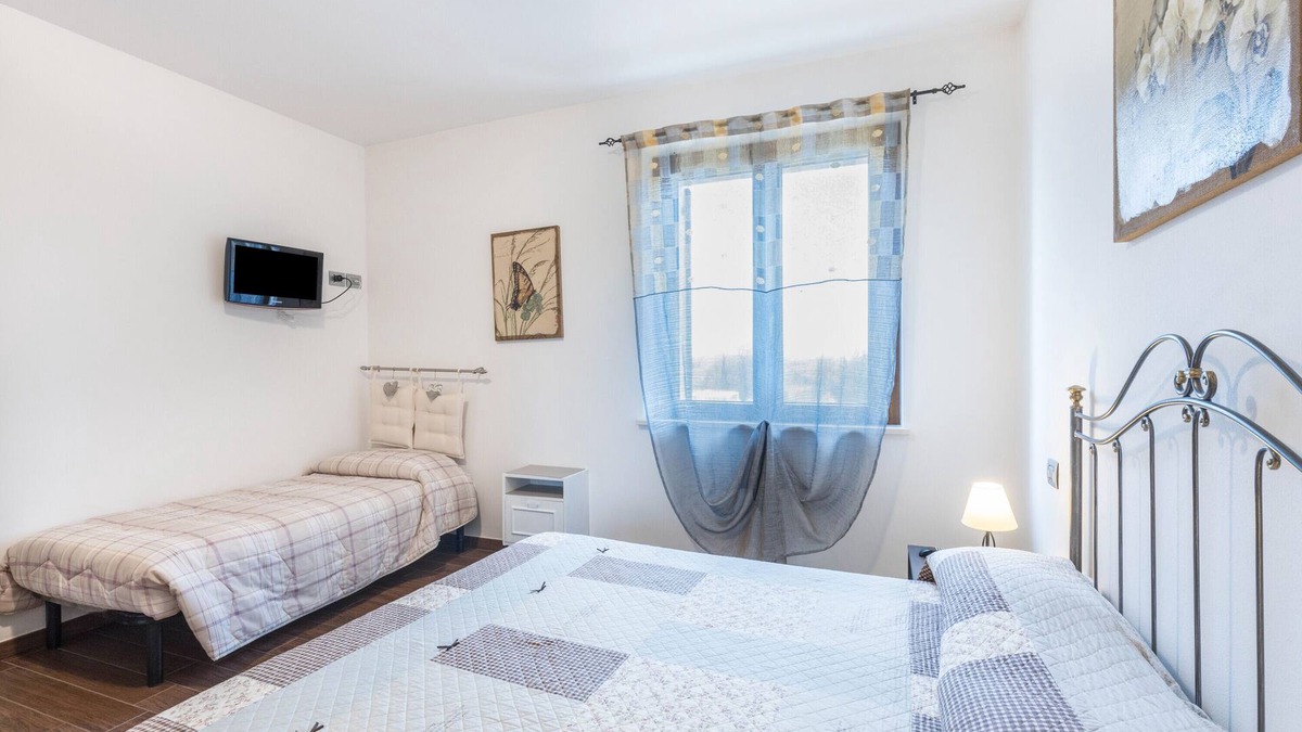 Villafranca di Verona Apartment | Holiday Apartment "La Siesta" with Shared Garden, Balcony & Wi-Fi