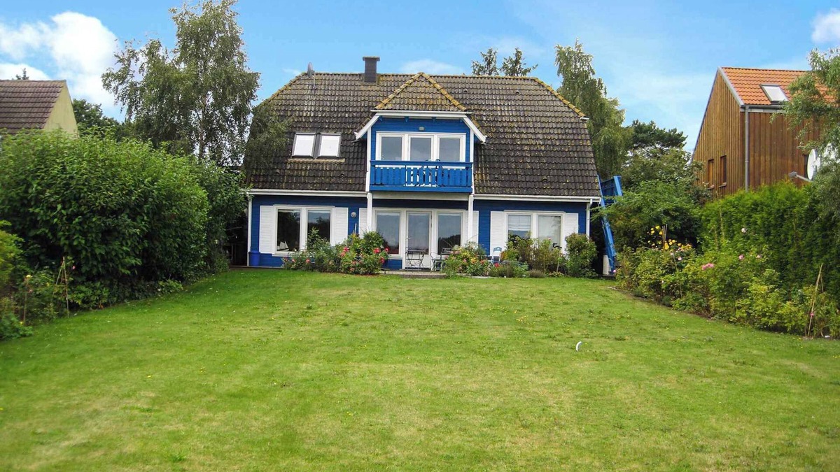 Dandorf Apartment | Holiday apartment with balcony, water view and garden