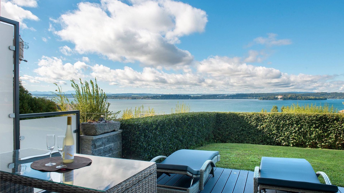 Unteruhldingen Apartment | Holiday Apartment 'Krautter' with Lake View, Private Terrace and Shared Garden