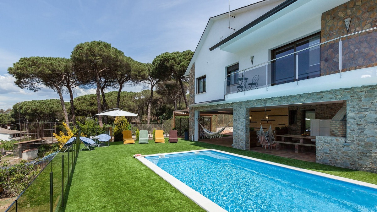 Llinars del Valles Apartment | Holiday Apartment "Armonia Superior, Comparte Exterior" with Mountain View, Shared Pool & Wi-Fi