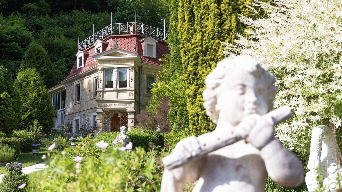 Bad Urach Apartment | Holiday Apartment 'Romance in the Castle' with Mountain View
