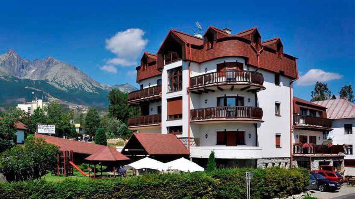 Tatranska Lomnica Apartment | Holiday apartment with TV and fireplace