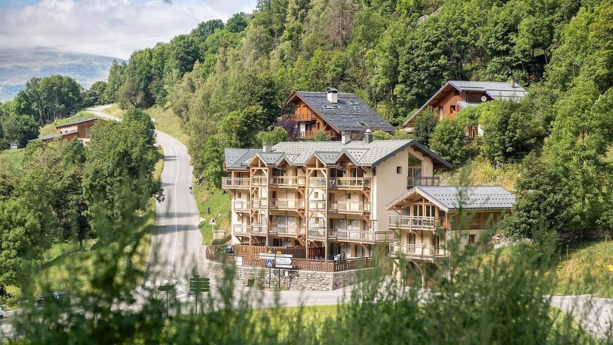 Nancroit Apartment | Holiday apartment over 2 floors with mountain view