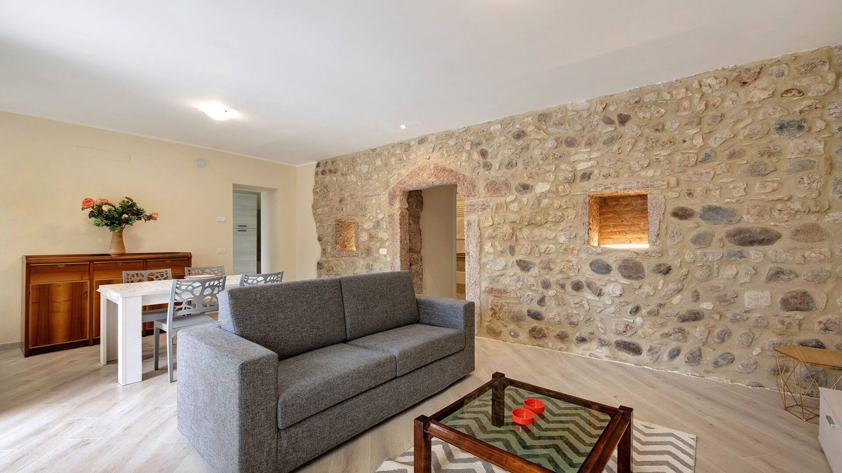 Albisano Apartment | Holiday Apartment "Casa Vera Aurora" with Lake View, Private Garden & Wi-Fi