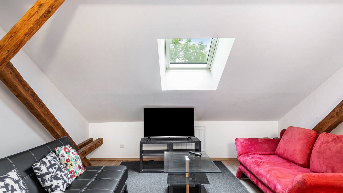 Kraiburg Apartment | Holiday Apartment 'Maximilian' with Shared Garden, Balcony and Wi-Fi