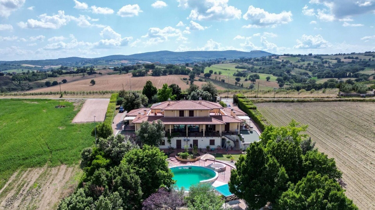 Gualdo Cattaneo Apartment | Holiday Apartment "Villa Rita - Lavanda" with Mountain View, Shared Pool & Wi-Fi