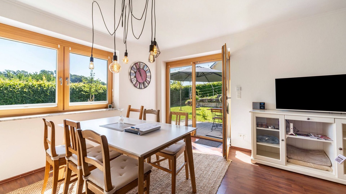 Niederviehbach Apartment | Holiday Apartment 'Ferienwohnung Auszeit' with Terrace, Garden & Wi-Fi