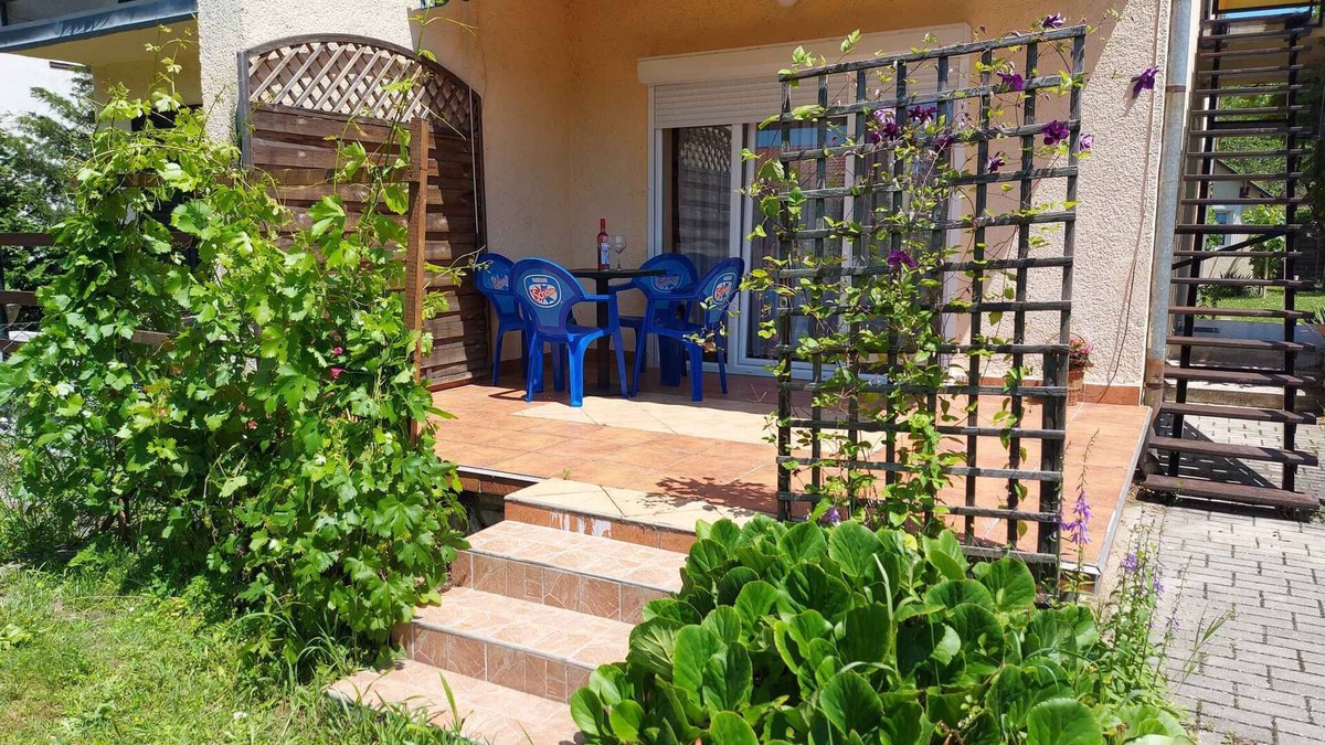 Balatonszarszo Apartment | Holiday apartment 300 m from Lake Balaton with air conditioning