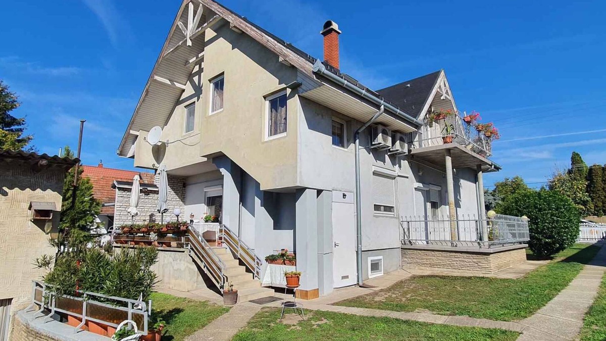 Balatonszabadi Apartment | Holiday apartment with pool, internet and air conditioning