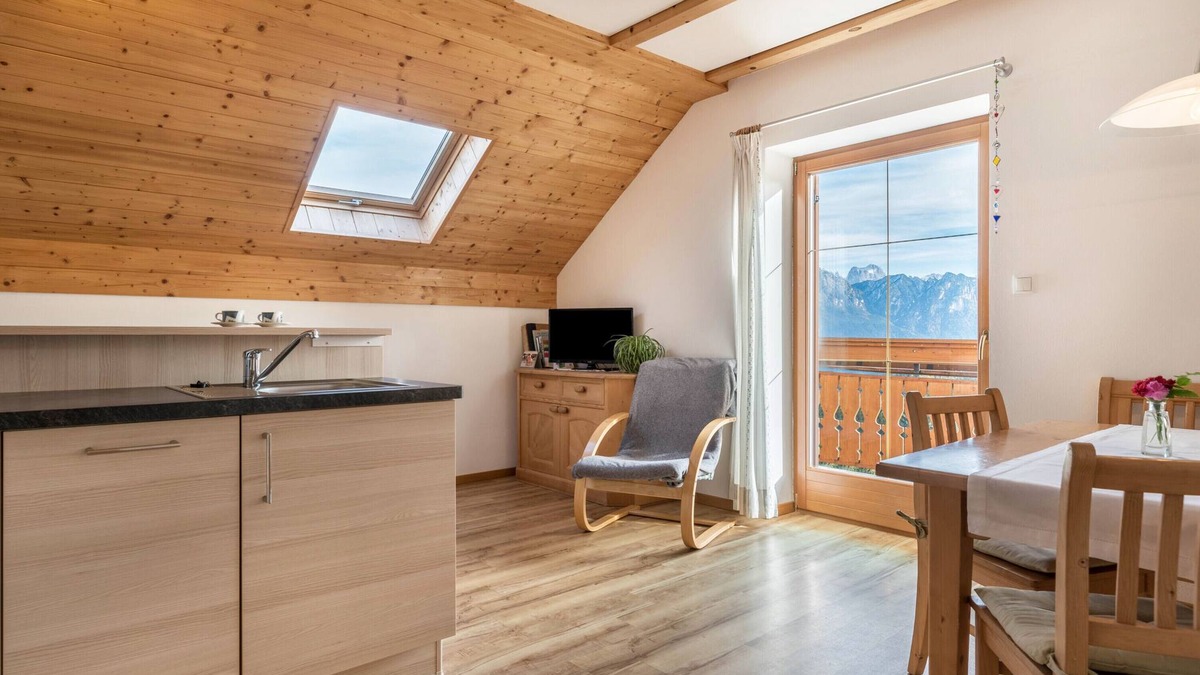 Collalbo Apartment | Holiday Apartment "Rosengarten" with Mountain View, Garden, Balcony & Wi-Fi