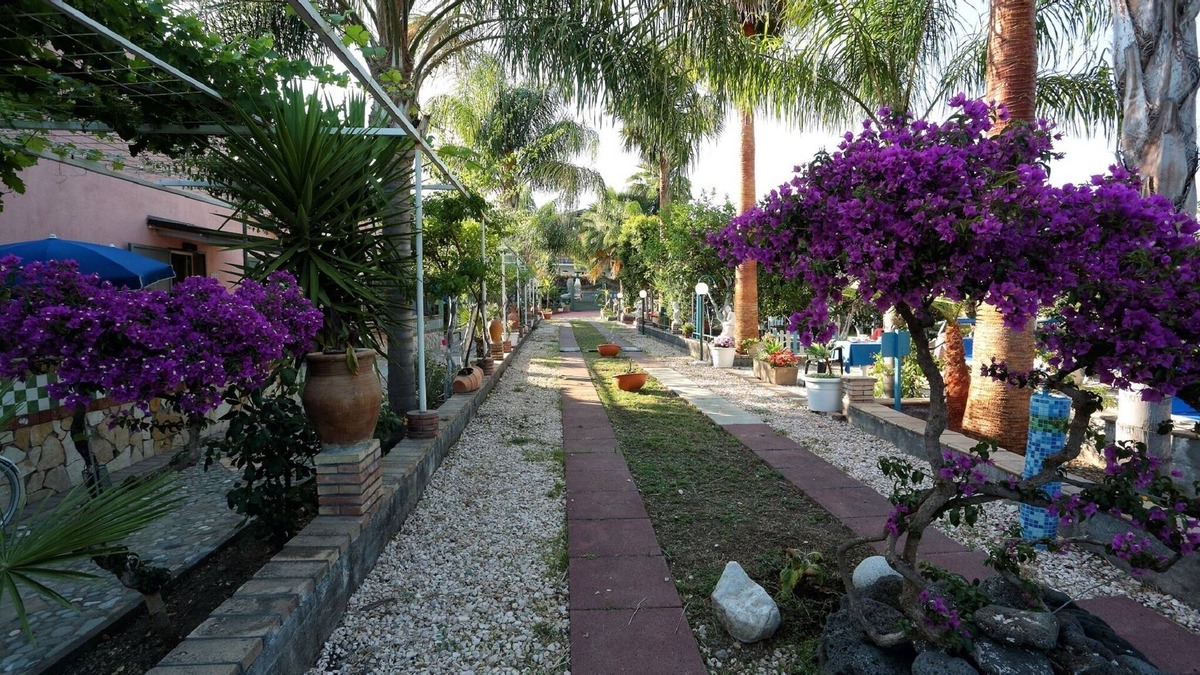 Giardini Naxos Apartment | Holiday Apartment with garden view on Etna