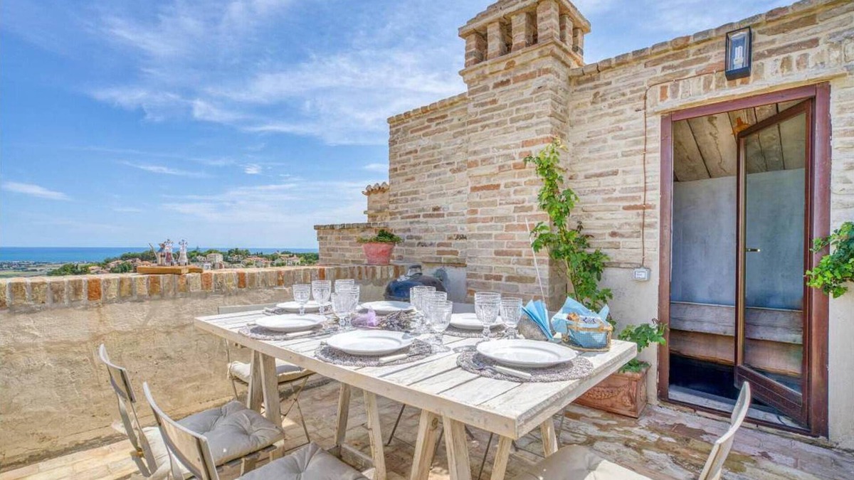 Potenza Picena Apartment | Holiday Apartment "Stupenda Dimora Italiana Storica" with Sea View, 2 Private Terraces & Wi-Fi