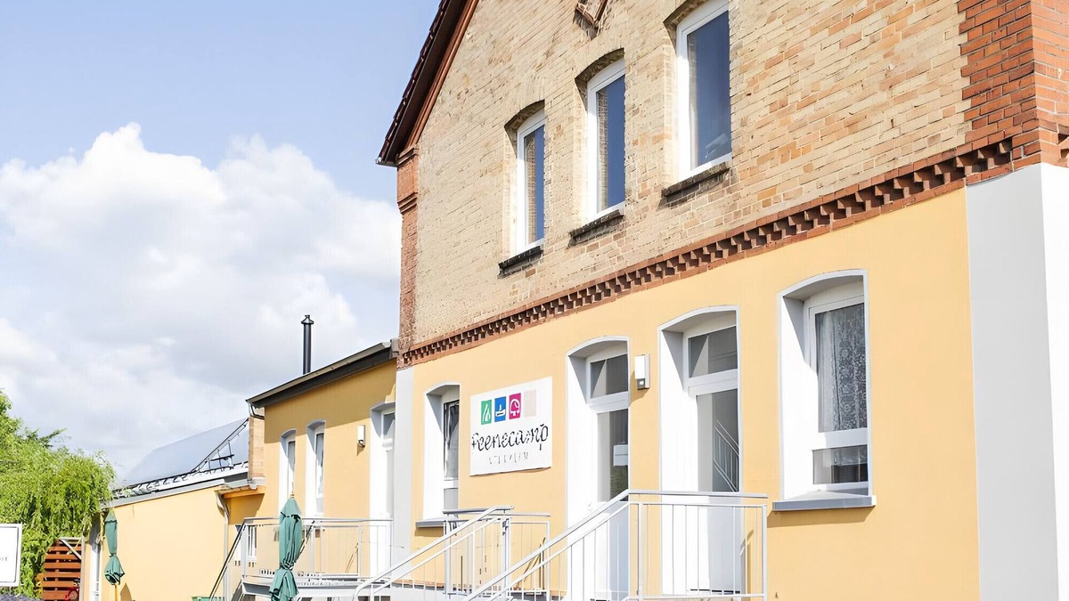 Neukalen Apartment | Holiday Apartment '4 - 6 People' with Shared Terrace and Wi-Fi