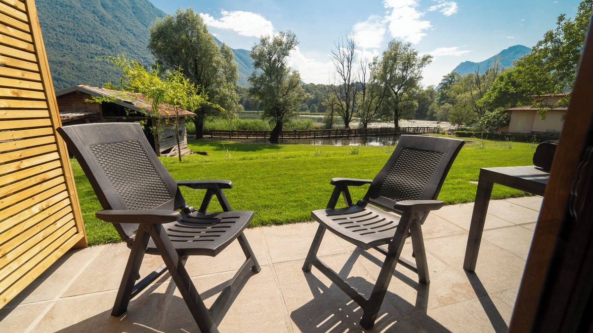 Carlazzo Apartment | Holiday Apartment "8" with Lake View, Shared Pool & Wi-Fi