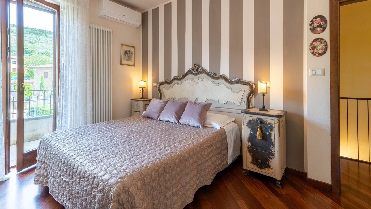 Puliciano Apartment | Holiday Apartment "Casa Le Rose" with Mountain View, Private Terrace & Wi-Fi