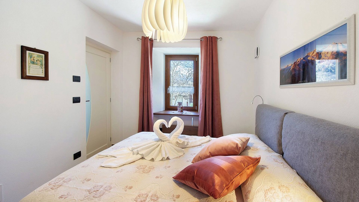 Lillianes Apartment | Holiday Apartment "Cucu - 2" with Mountain View, Private Terrace & Wi-Fi