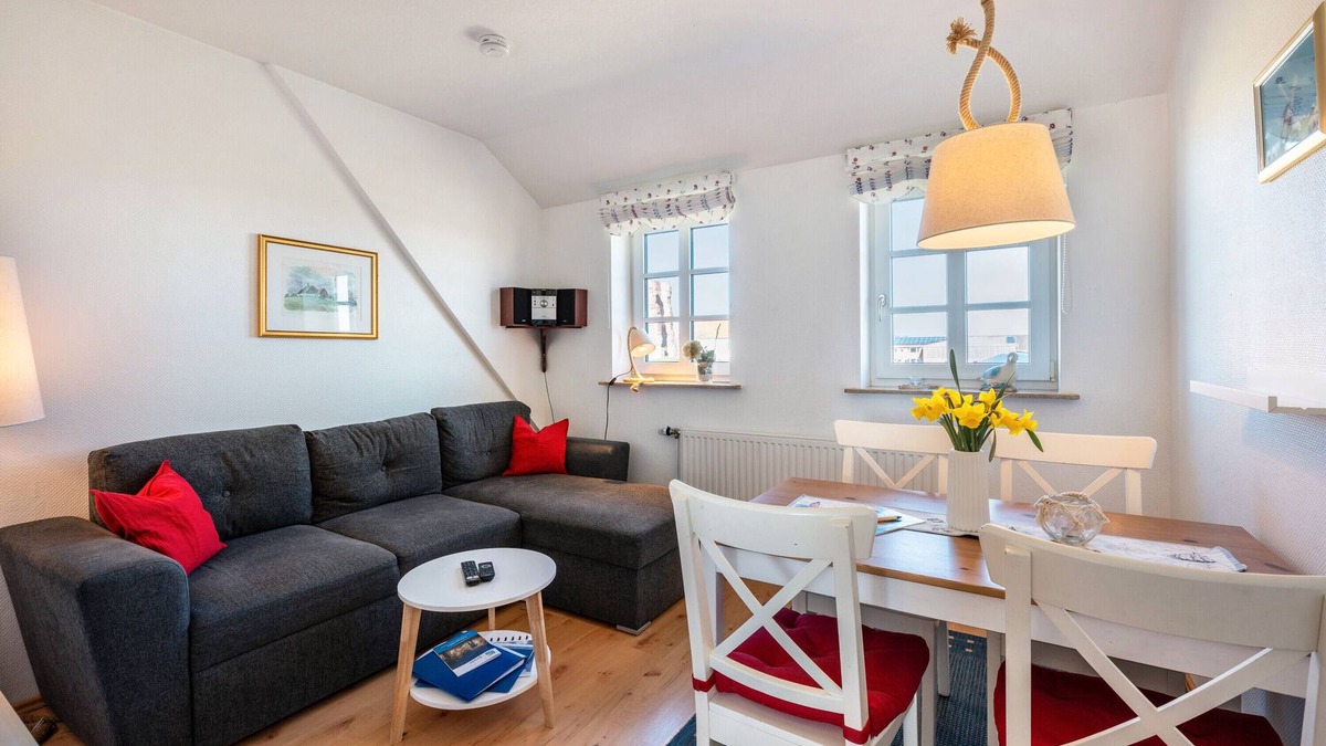 Pellworm Apartment | Holiday Apartment 'Deichblick' with Shared Garden, Balcony and Wi-Fi