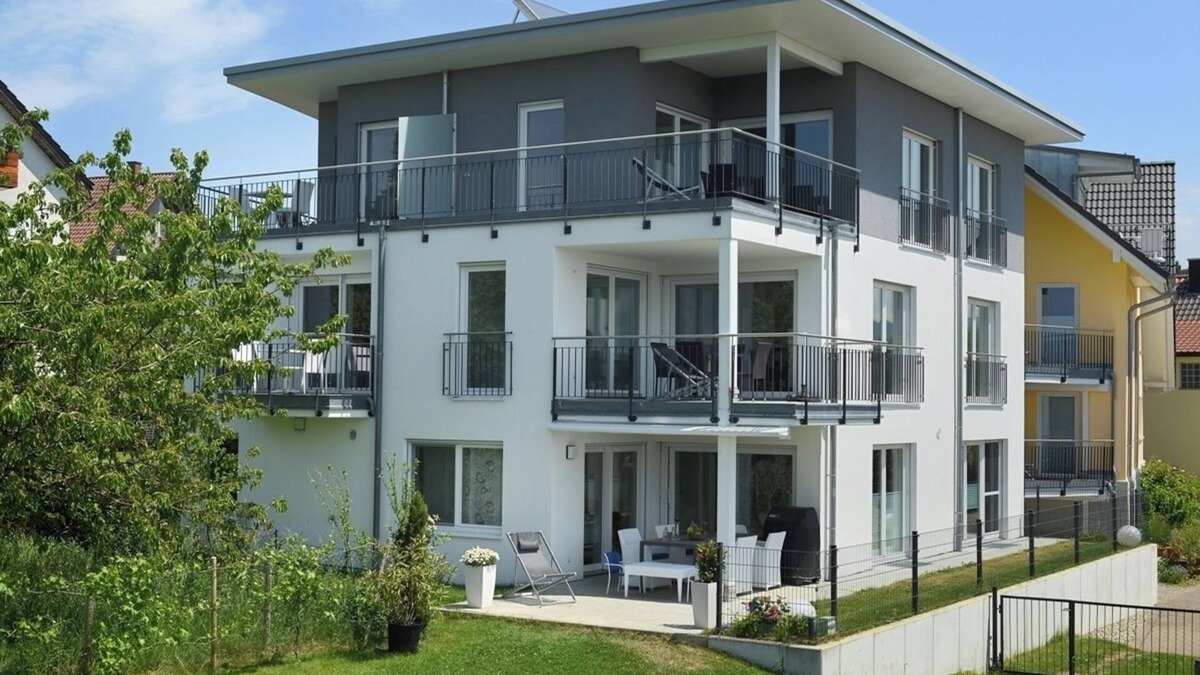 Enzisweiler Apartment | Holiday Apartment 'Dinkelbach Feriendomicil Objekt 2 D Summertime' with Lake View and Elevator