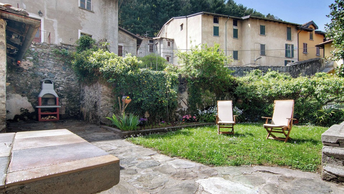 Dongo Apartment | Holiday Apartment "Dongo Garden" with Private Garden & Wi-Fi