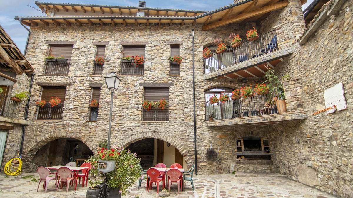 Les Iglesies Apartment | Holiday Apartment "Mossen Batista Faig" with Mountain View, Private Terrace & Wi-Fi