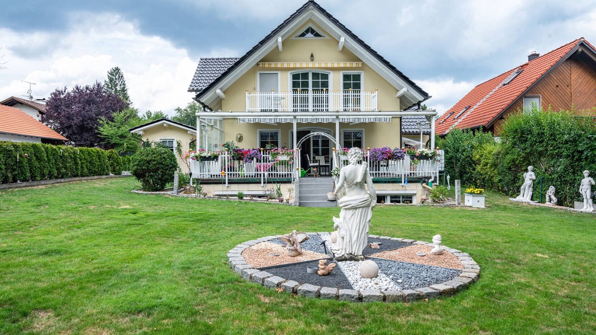 Riederau Apartment | Holiday Apartment 'Ferienwohnung Marianna' close to the Lake with Shared Garden & Wi-Fi