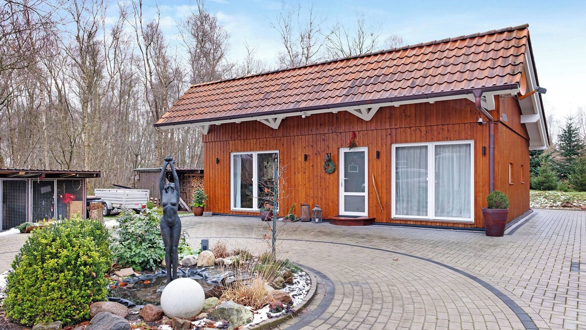 Varel Apartment | Holiday Apartment 'Ferienhaus Im Grünen' with Private Terrace, Wi-Fi and Air Conditioning