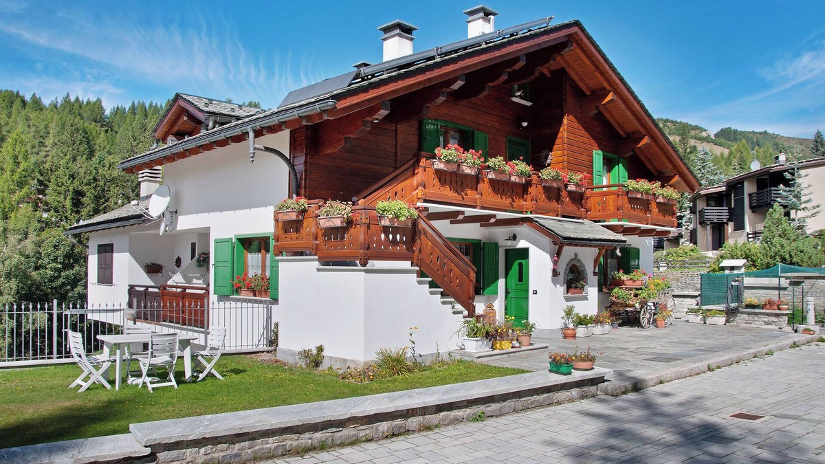 Madesimo Apartment | Holiday Apartment 'Ginepro Casa Vacanze' near Slopes with Garden, 2 Balconies & Wi-Fi