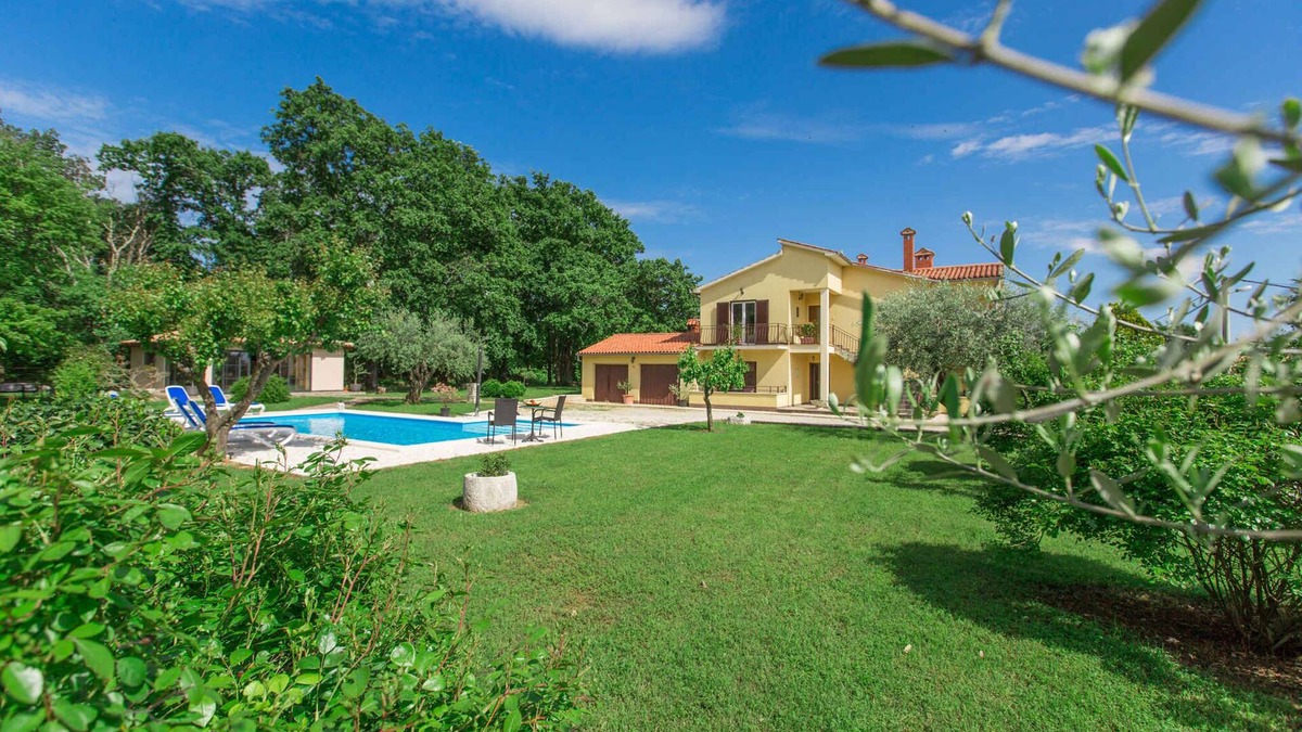 Susnjici Apartment | Holiday apartment With pool and large garden