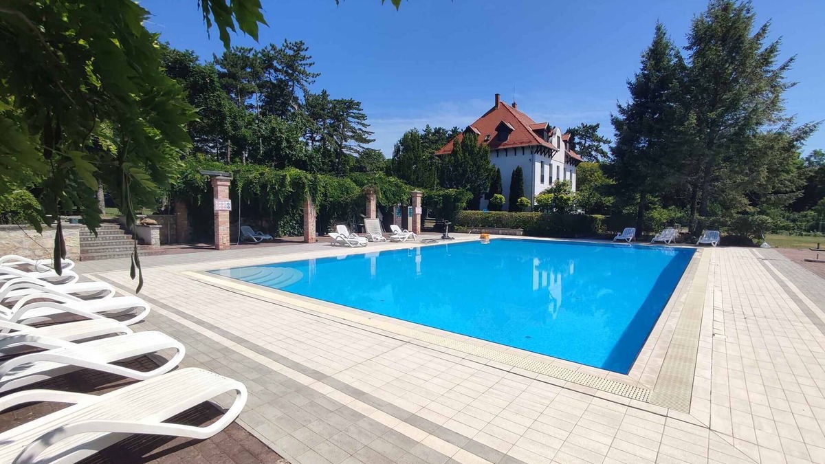 Balatonudvari Apartment | Holiday apartment with pool and air conditioning on the water