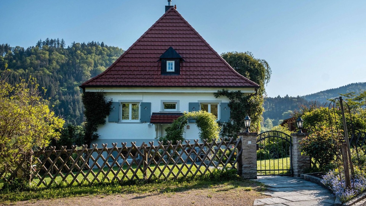 Schweighof Apartment | Holiday Apartment 'Im Sägegässle' with Mountain View, Private Terrace and Wi-Fi